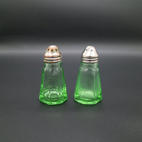 Hazel Atlas Green Uranium Depression Glasss Salt and Pepper Shakers - Picture 2 of 5